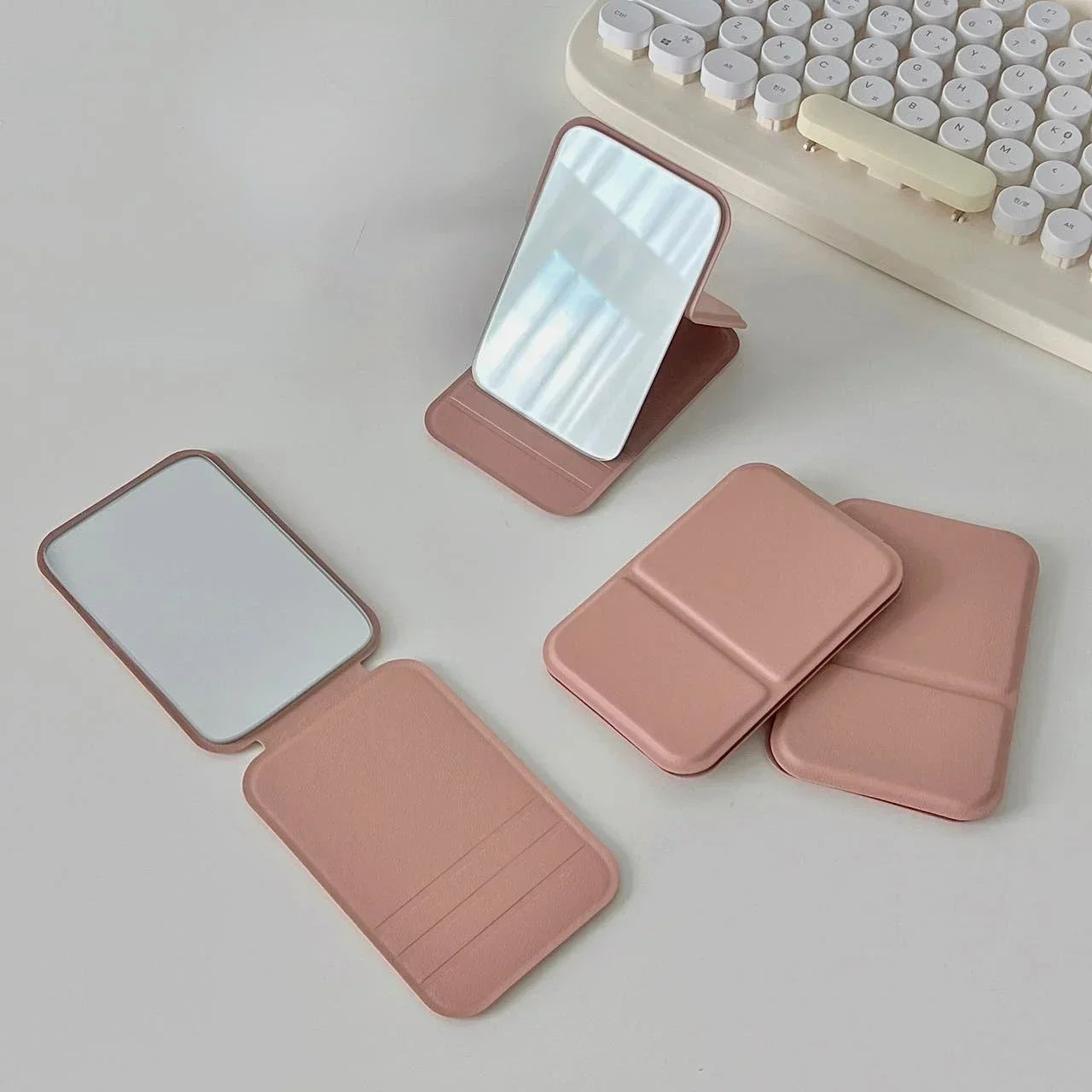 Espejo plegable de maquillaje de cuero PU – Elegante espejo de mano compacto para viajes y uso diario