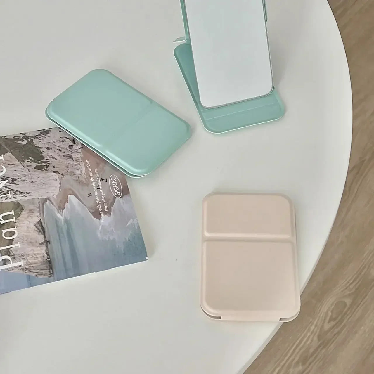 Espejo plegable de maquillaje de cuero PU – Elegante espejo de mano compacto para viajes y uso diario